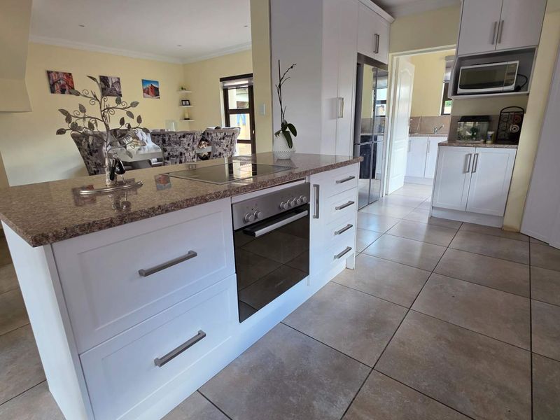 4 Bedroom Family Home in Melodie Hartbeespoort to RENT   R 24 000 - Photo 8