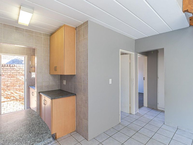 3 Bedroom 2 Bathroom Duplex Townhouse For Sale in Wilgeheuwel - Photo 10