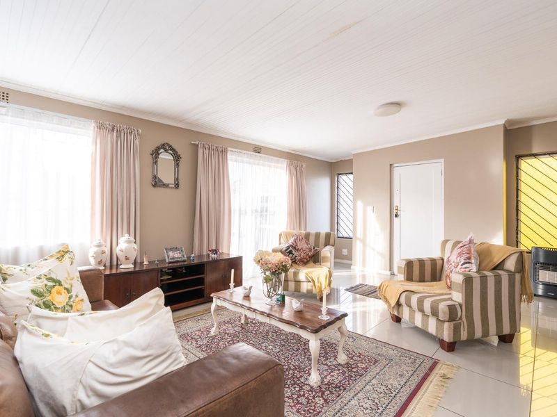 FREE STANDING FAMILY HOME - 3 BEDROOMS - 2.5 BATHROOMS - Photo 8