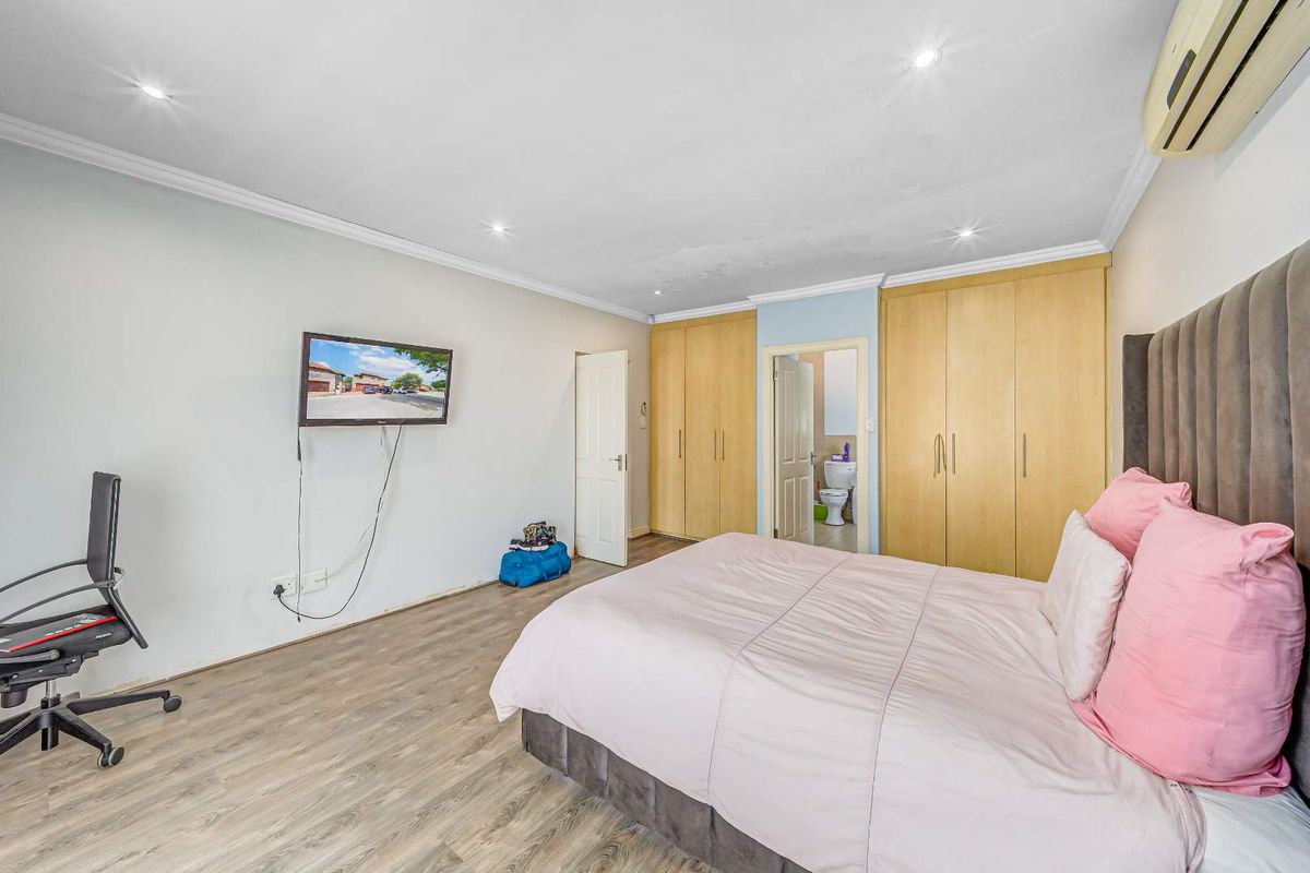 Charming Home in Secure Estate - Photo 5