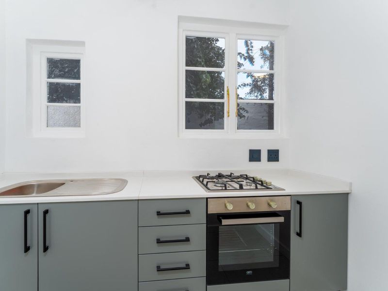 Stylish Renovated 2-Bedroom - Photo 6