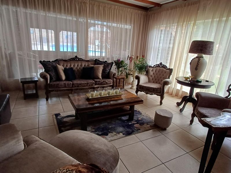 Exquisite Family Home - Photo 4