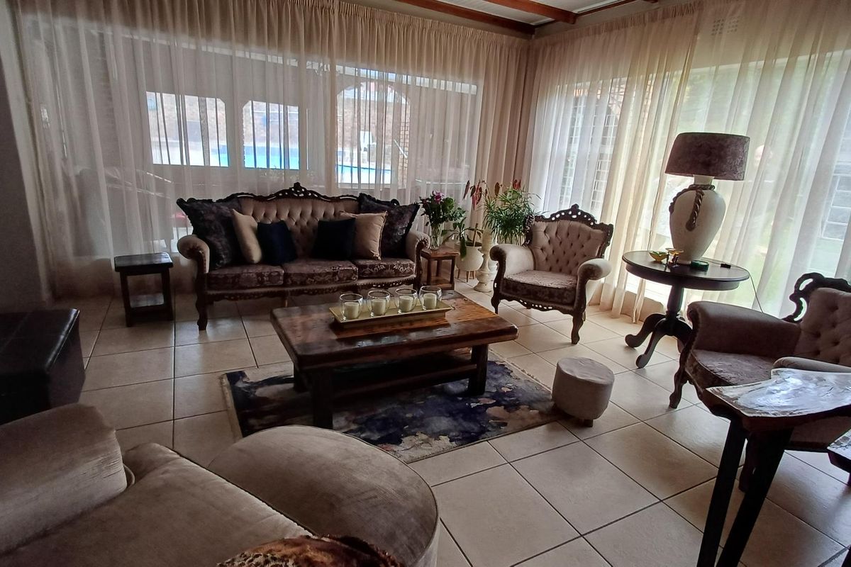 Exquisite Family Home - Photo 4