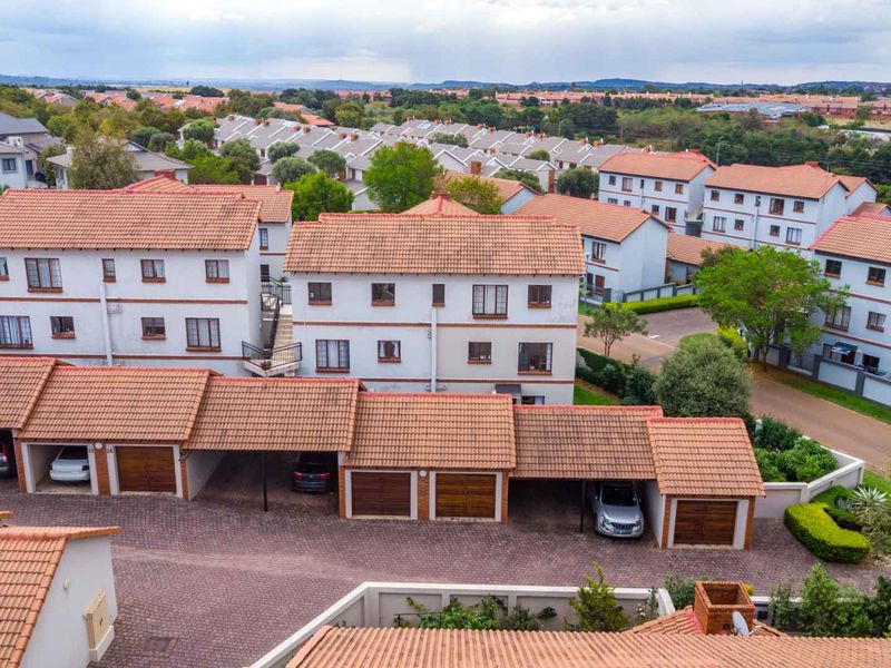 Mesmerizing 2 Bedroom Home with Exceptional Garden - Photo 5