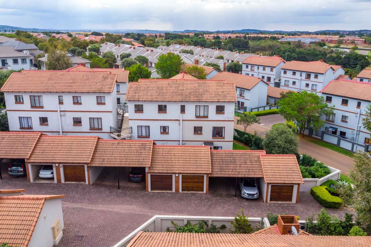 Mesmerizing 2 Bedroom Home with Exceptional Garden - Photo 5