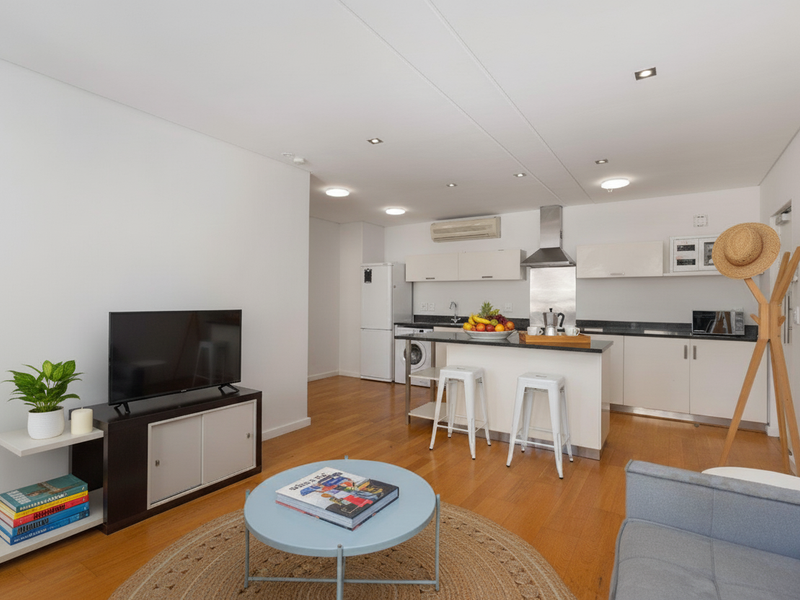 A Smart Investment Opportunity – Fully Furnished & Airbnb-Ready - Photo 2