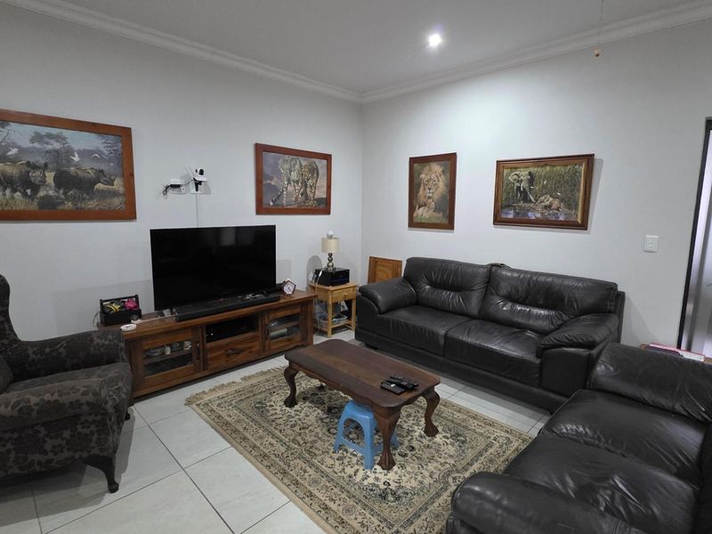 Neat 3 Bedroom Family Home in Gateway Manor - Photo 4