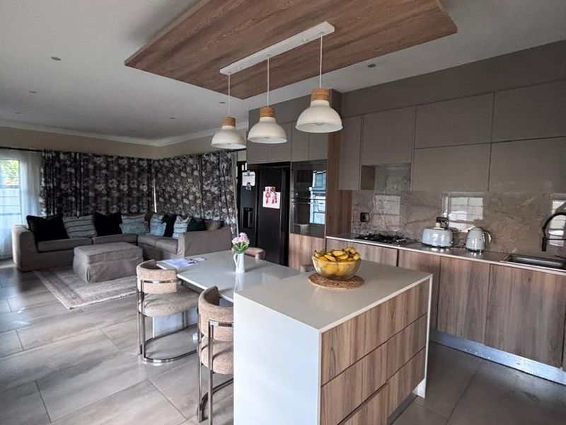 Ultra-Modern 3-Bedroom Townhouse with Solar & Private Garden – Secure - Photo 2