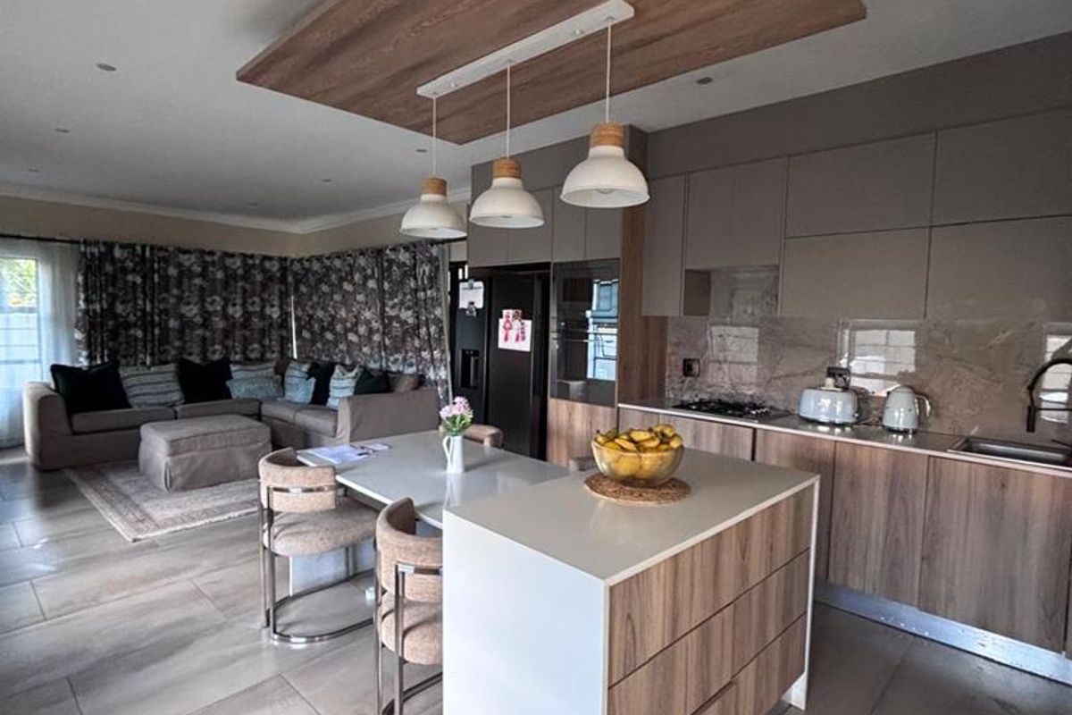 Ultra-Modern 3-Bedroom Townhouse with Solar & Private Garden – Secure - Photo 2