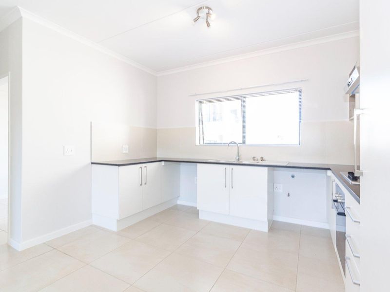 Sunny Spacious two bedroom two bathroom second floor apartment - Photo 5
