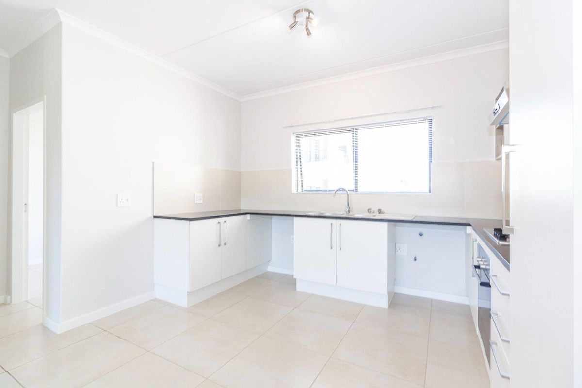 Sunny Spacious two bedroom two bathroom second floor apartment - Photo 5