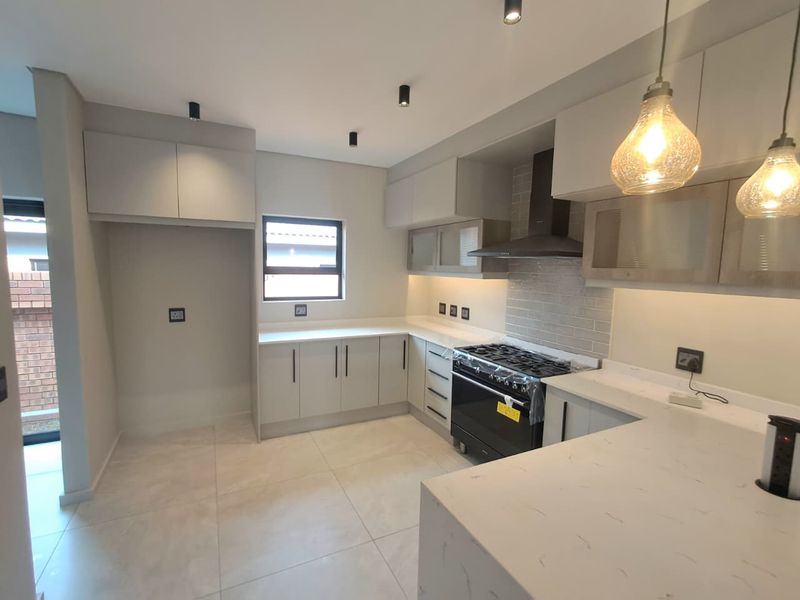 3 Bedroom Cluster in Brackenhurst - Photo 3