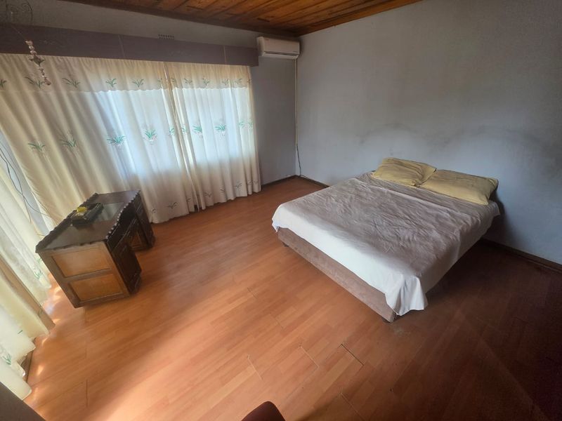 Extremely spacious, double storey family home - Photo 10