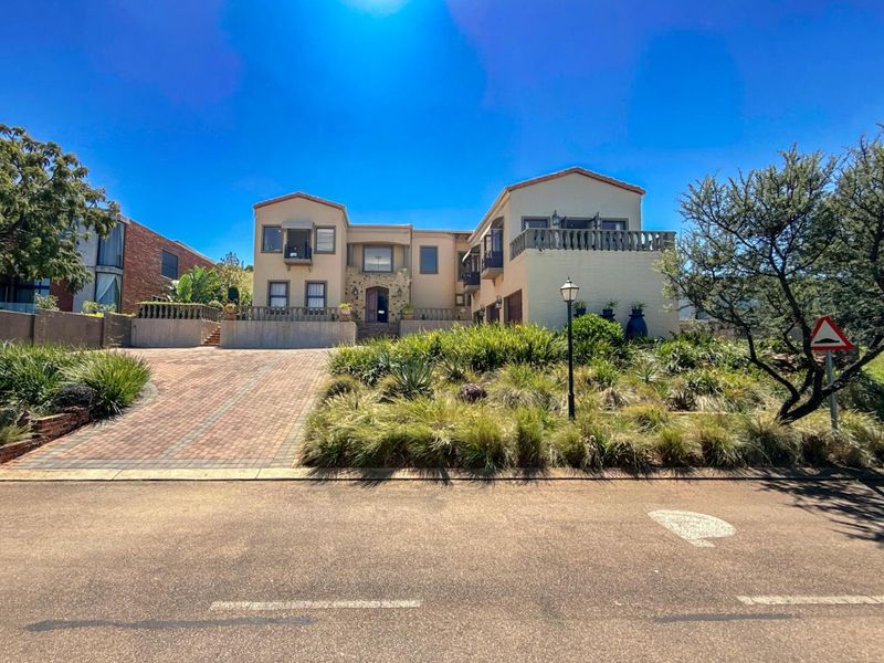 Stunning 5-Bedroom Family Home with Panoramic Views | Triple Garage | Solar | Waterkloof Golf Estate - Photo 2