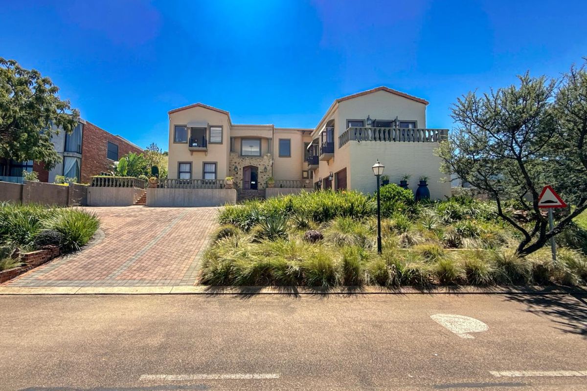 Stunning 5-Bedroom Family Home with Panoramic Views | Triple Garage | Solar | Waterkloof Golf Estate - Photo 2