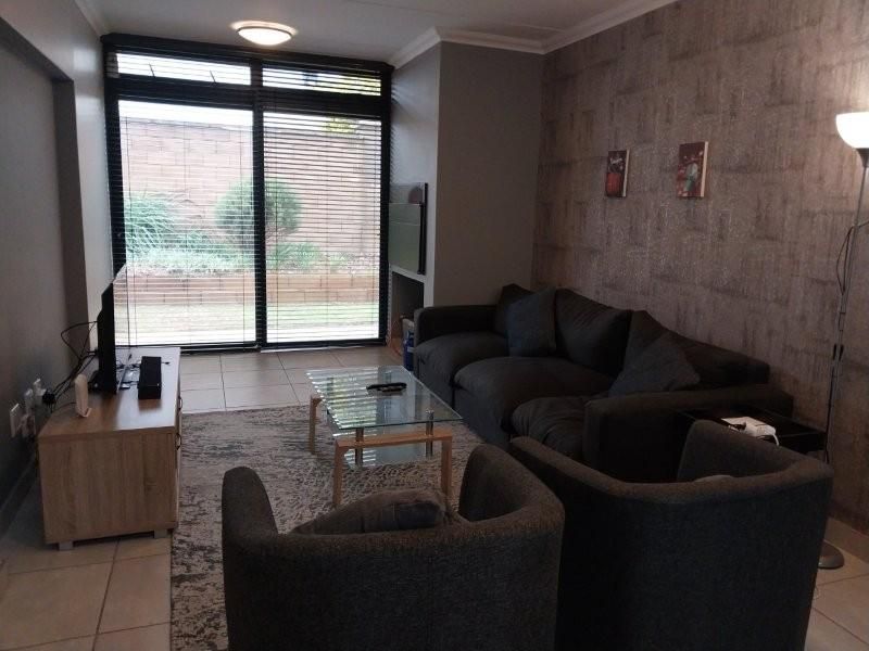 Modern 2-Bedroom Ground Floor Apartment to rent in East Glen Vredekloof Heights Brackenfell - Photo 5
