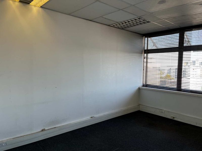 Superb Views & Air Conditioned Offices in Milnerton - Photo 8