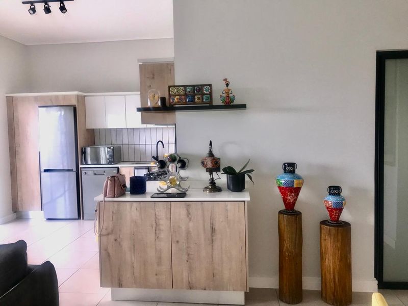 Fully Furnished 3 bed 2 bath executive townhouse - Photo 4