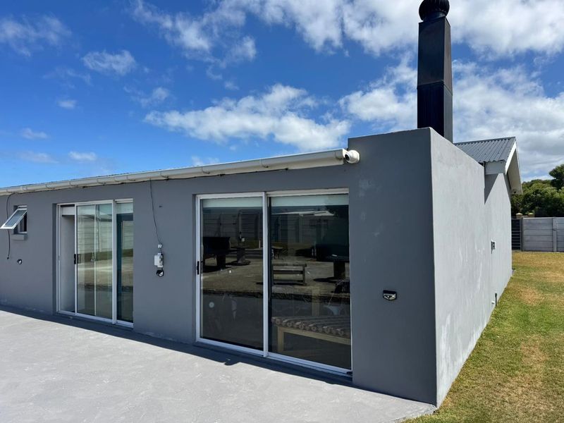 Not Your Average Beach House – A Quirky Coastal Canvas in Pearly Beach - Photo 4