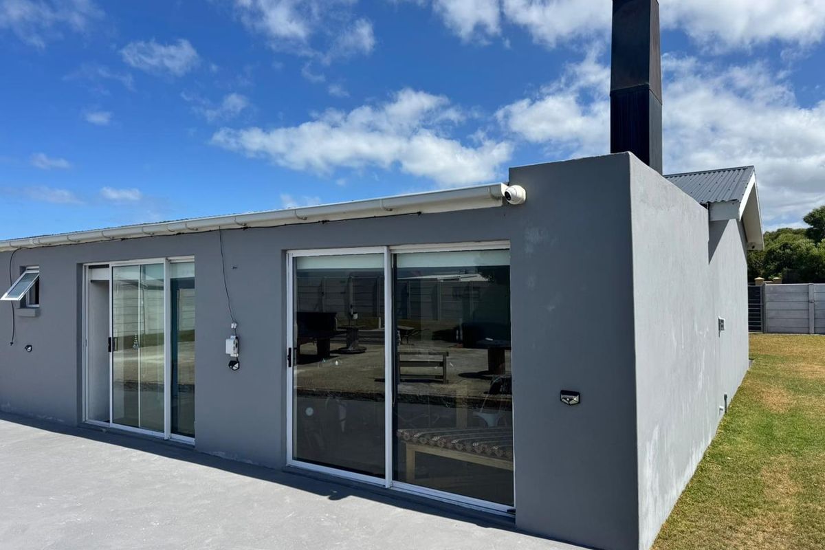 Not Your Average Beach House – A Quirky Coastal Canvas in Pearly Beach - Photo 4