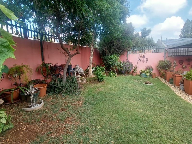 Charming 3-Bed Home with Backyard Oasis! - Photo 5