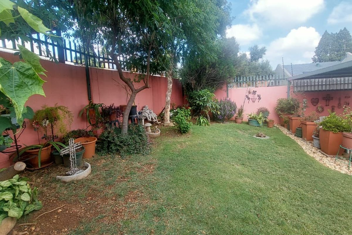 Charming 3-Bed Home with Backyard Oasis! - Photo 5