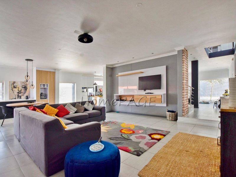 Fairway Estates, Walvis Bay:  5 Bedr Double Storey Contemporary Home is for Sale - Photo 7