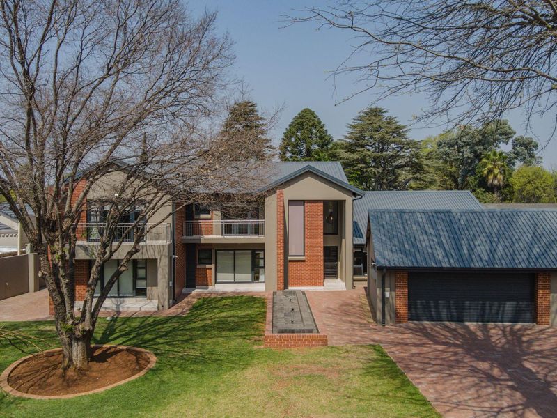 Sophisticated Family Oasis in Prestigious Lakefield! - Photo 2