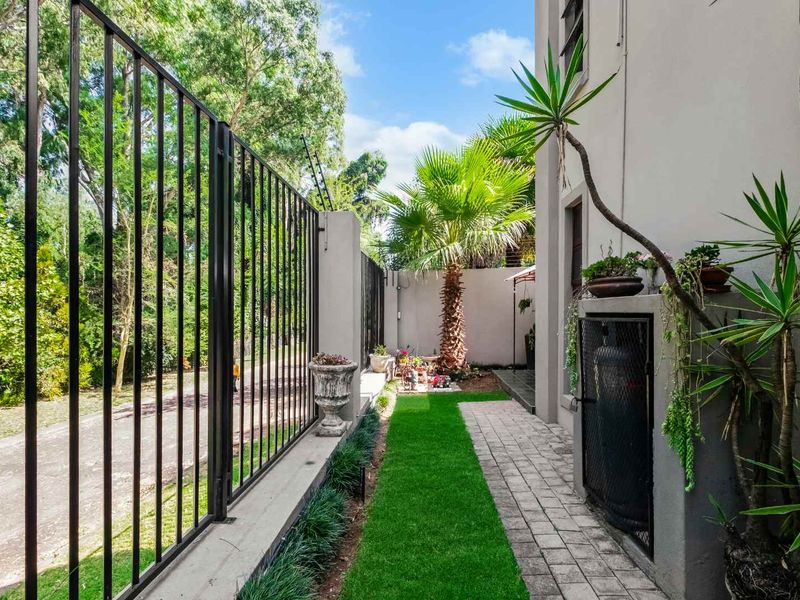 STYLISH AND CLASSY - TRIPLE STOREY UNIT, IN A QUIET POSITION OFFERING PLENTY OF SPACE. - Photo 7