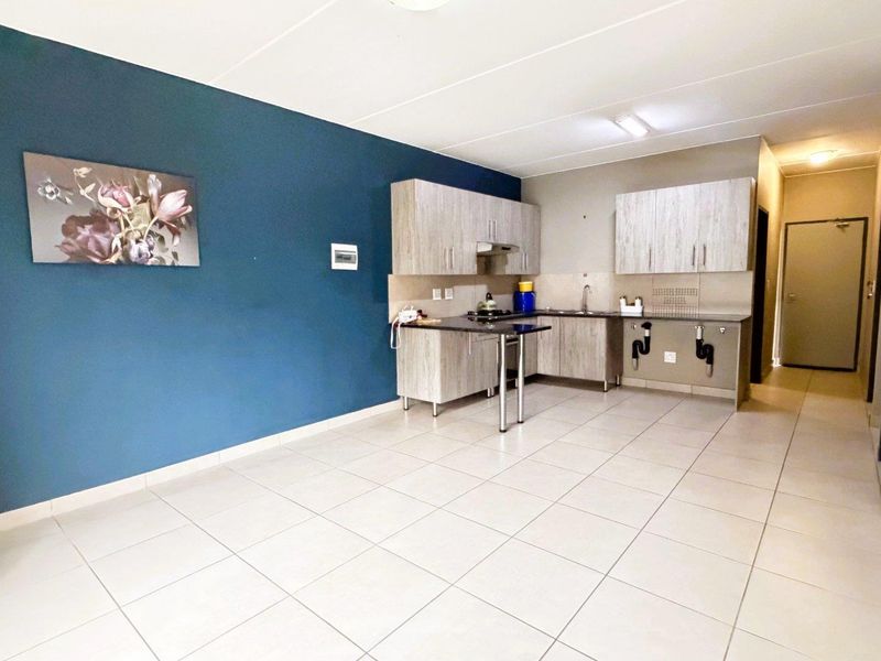 Charming Two-Bedroom Ground Floor Apartment in Secure Complex - Photo 3