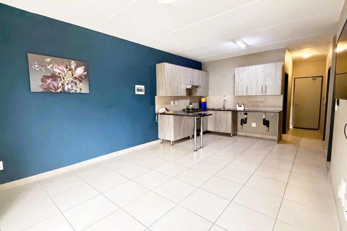 Charming Two-Bedroom Ground Floor Apartment in Secure Complex - Photo 2