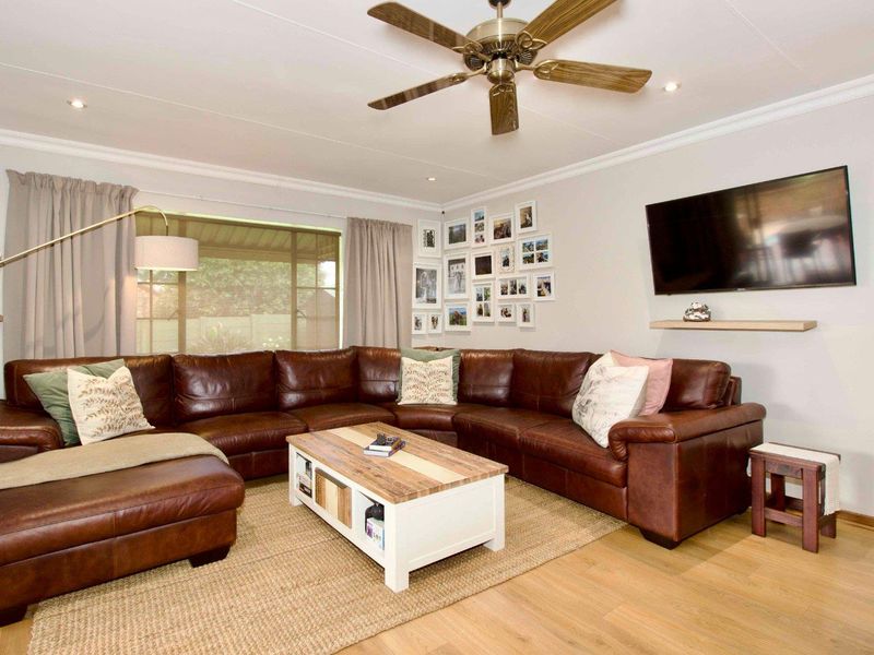 Beautiful Move in and Live Family Home. - Photo 4