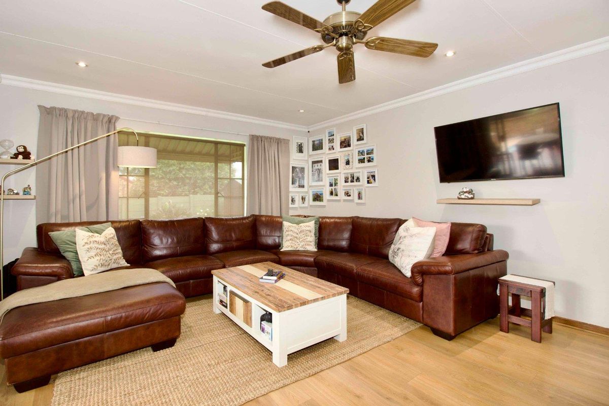 Beautiful Move in and Live Family Home. - Photo 4