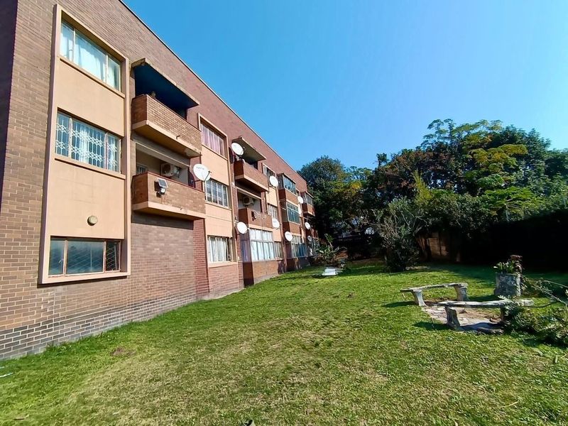 3 bedroom corner unit with a lock up garage in Montclair - Photo 10