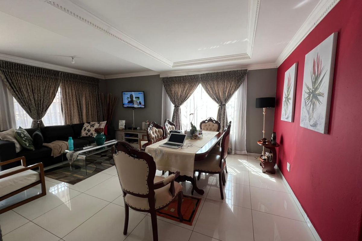 Charming 2 Bedroom, 2 Bathroom - Photo 3