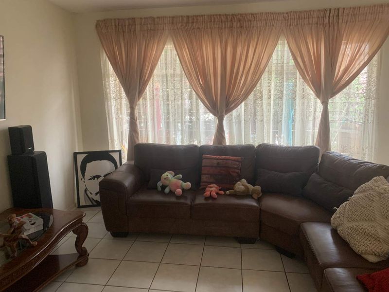 Spacious 2-Bedroom Apartment for Sale in Turffontein - Photo 6