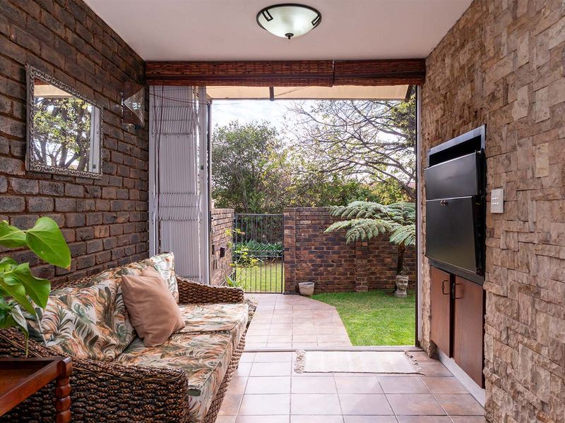 Move-In Ready Spacious 3-Bedroom Townhouse in a Pet-Friendly Complex - Photo 3