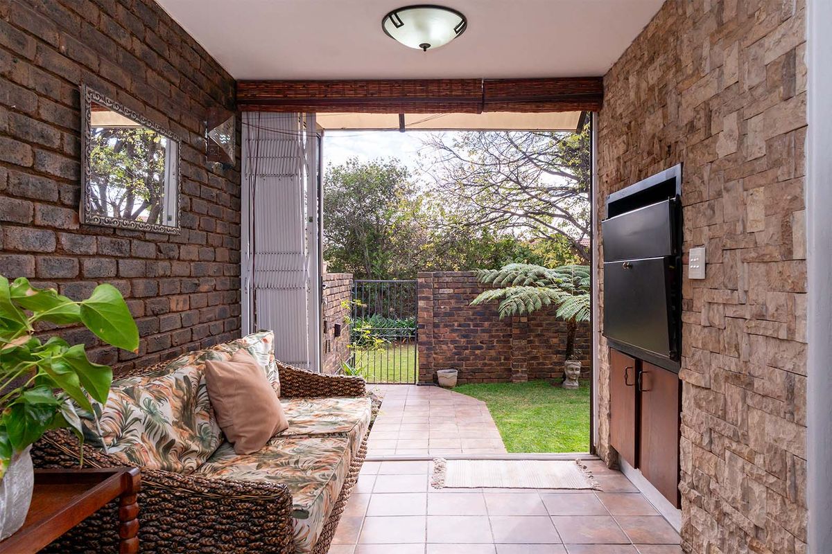 Move-In Ready Spacious 3-Bedroom Townhouse in a Pet-Friendly Complex - Photo 3