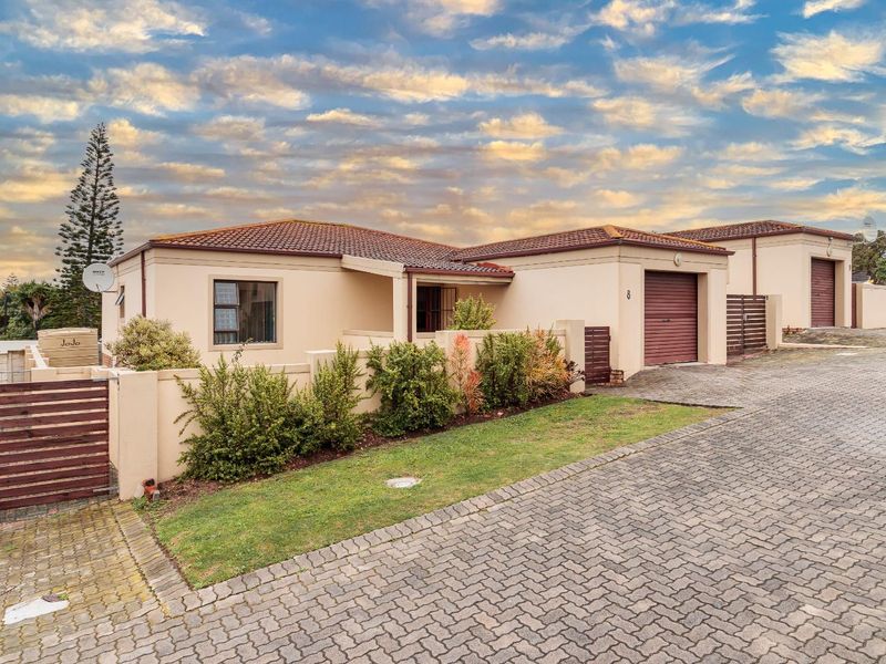 Move-In Ready 3-Bed House with Covered Patio & Garage - Photo 3