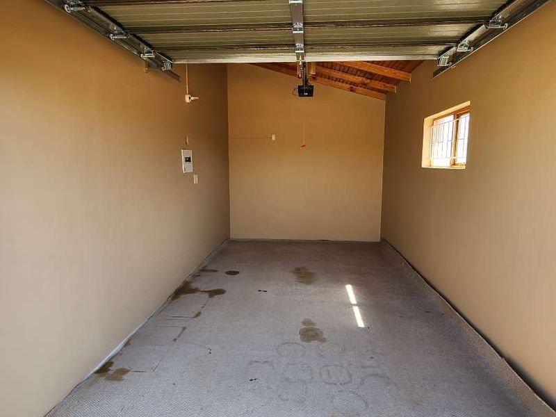 **Charming 2-Bedroom Home: Perfect for Couples or Retirees** - Photo 9