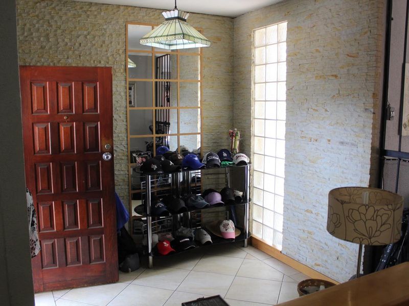 Large Property + 2 Flatlets! + SOLAR! - Photo 2