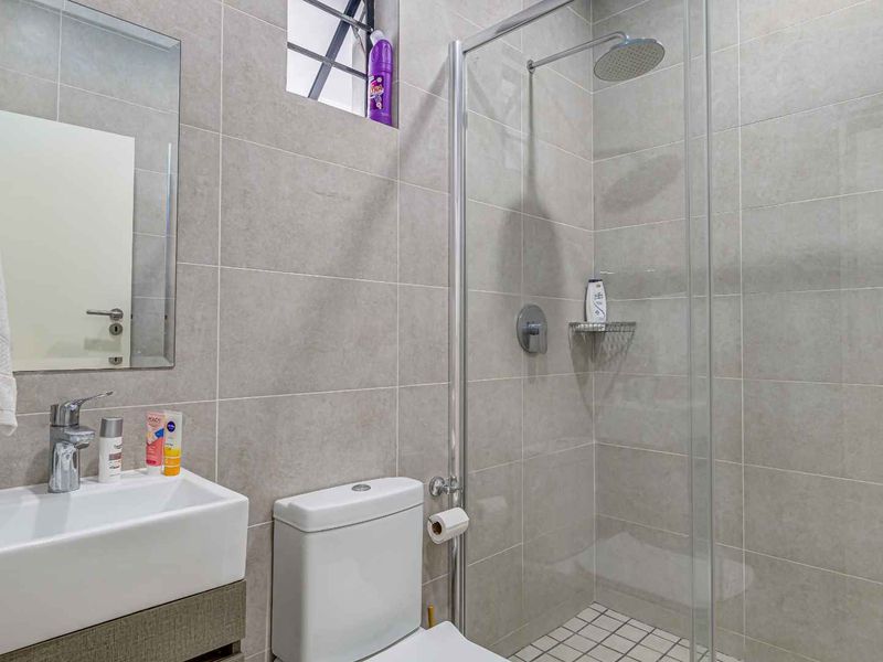 Modern Pet-Friendly Garden Apartment in Prime Greenstone Location - Photo 7