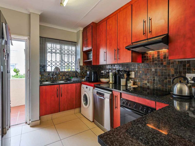 Modern, Spacious 3 Bedroom – Secure Living with a View - Photo 3