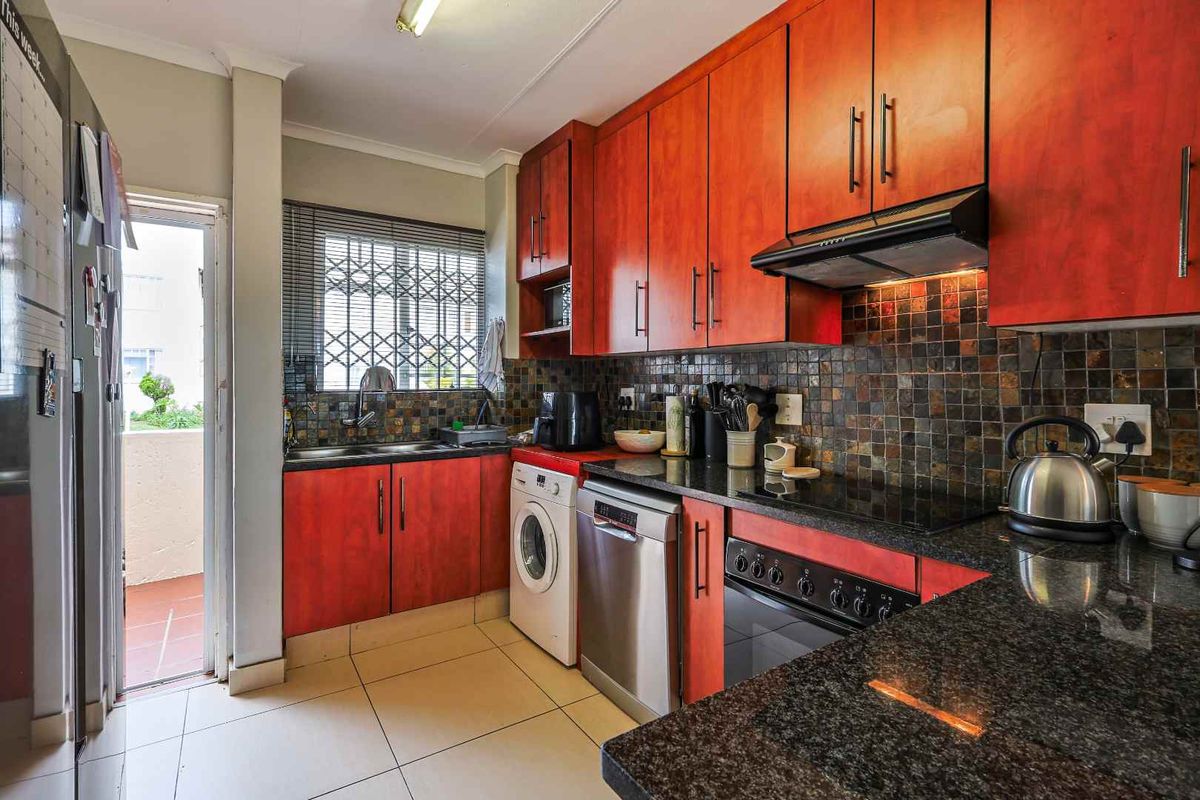 Modern, Spacious 3 Bedroom – Secure Living with a View - Photo 3