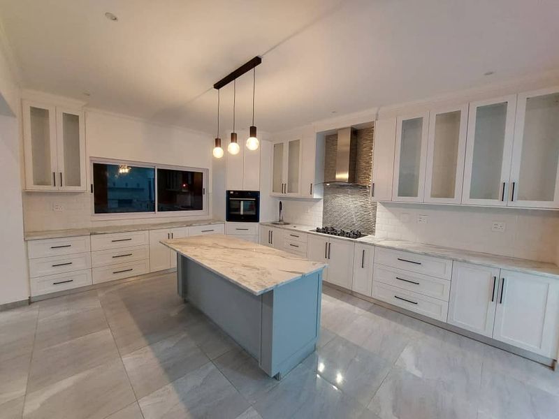 Open-Plan Living Meets Architectural Elegance - Photo 8