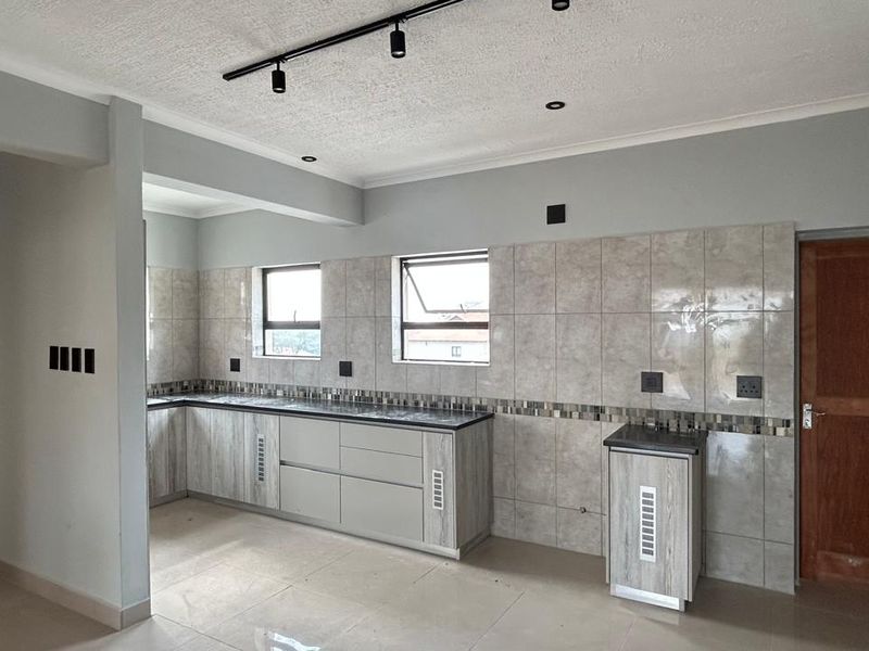 Newly Built Modern 4 Bedroom Full Title Double-Storey Home in Upmarket Secure Estate - Photo 4