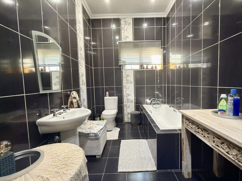 4 Bedroom House For Sale in Auasblick - Photo 9