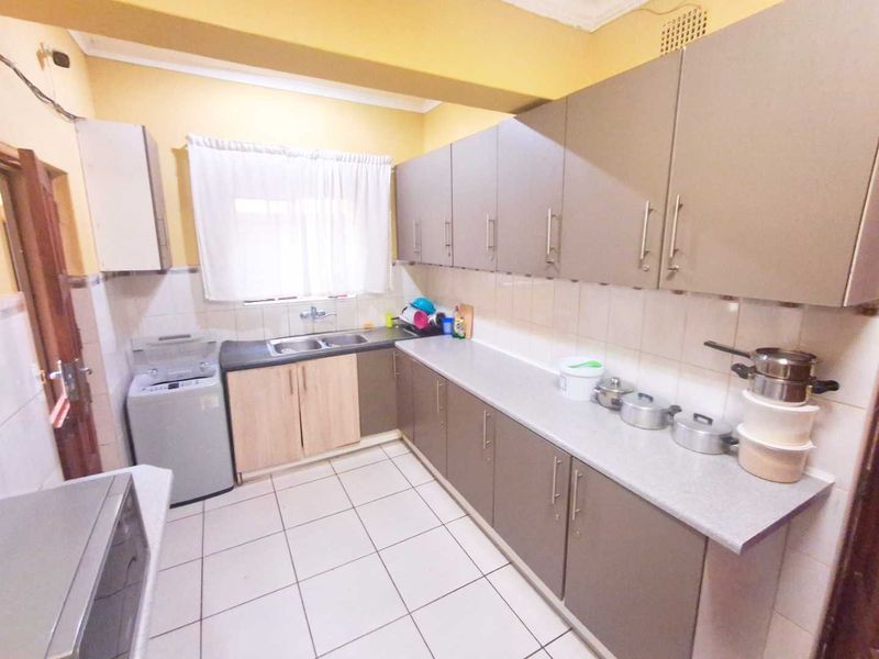 Fully furnished property in Jan Hofmeyer near the University of Johannesburg and the SABC offices, ideal for student accommodation near the and the SABC office - Photo 9