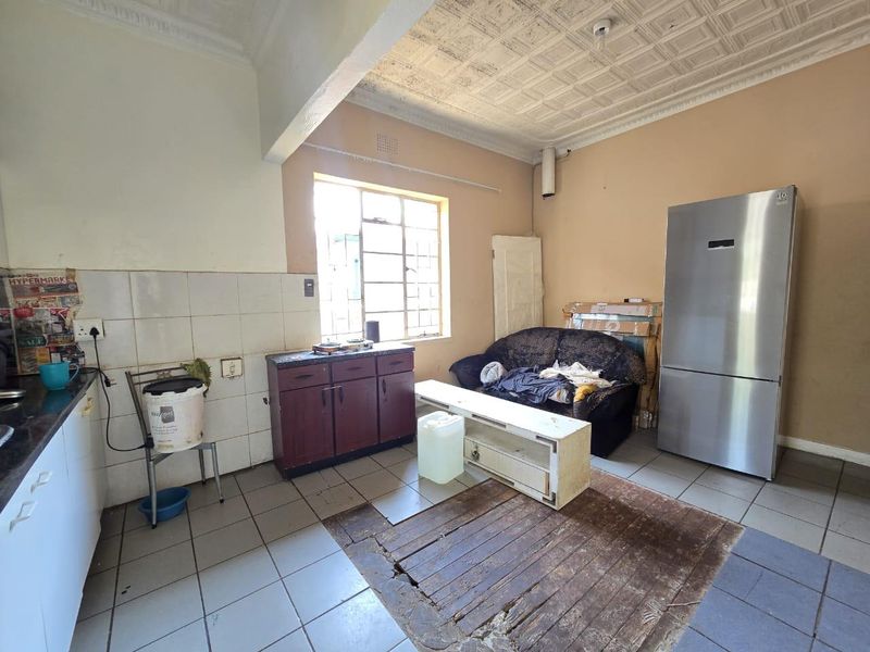 **Charming 3-Bedroom House For Sale in Rosettenville, Johannesburg** - Photo 4