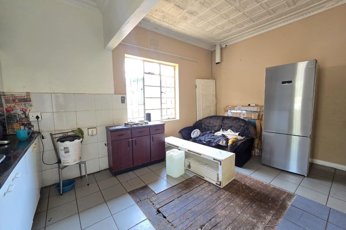 **Charming 3-Bedroom House For Sale in Rosettenville, Johannesburg** - Photo 4
